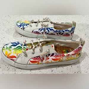 Sperry pride shows size 8